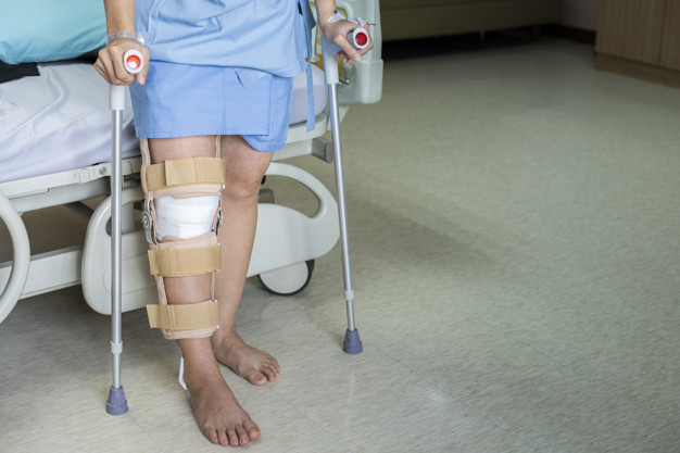 https://www.semisportmed.com/wp-content/uploads/2020/02/patient-standing-crutch-hospital-ward-ware-knee-brace-support-after-posterior-cruciate-ligament-surgery-bandage-knee-crutches-healthcare-medical-concept_73740-204.jpg